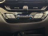 デュアルオートエアコン付きです。運転席・助手席でそれぞれ吹き出す風の温度や風量など自動調整してくれます。