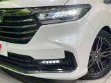 【LEDヘッドライト】悪天候や夜間走行時も良好な視界を確保し安心して運転できる高輝度LEDヘッドライトを装備!点灯速度が早く、消費電力も抑えられています。