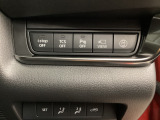 各種機能の切替スイッチは運転席パネル下に集約されています。任意で切り替え可能なため状況に合わせてお使いください。
