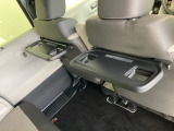折りたたみ式のシートバックテーブルは限られた空間を有効活用。車内の家族時間をもっと快適に。休憩時のちょっとした小物置に使える、前席背面の格納式テーブルが付いています。