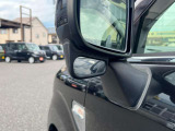 助手席側には左後方を確認できるミラーが設置されているため幅寄せや車庫入れがスムーズにできるようになります。