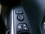 電動格納式ミラーなので、対向車などとのすれ違い時にも便利です。また、ドアロック連動で自動格納します。