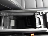 運転席アームレストの小物入れ 大容量です