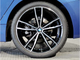 【BMWアロイホイル】軽量かつ強度に拘ったアロイホイル。走行性能ポテンシャルを引き出す設計。車の足元を引き締めてくれる大きなポイントはアロイホイルです。