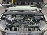 EVの心臓部は電動モーターです。電気を使用して回転力を生み出し、車輪を駆動します。モーターは瞬時にトルクを発生させるため、加速性能が非常に優れています。