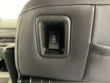 運転席の後ろには充電可能なUSB端子がついています。横のポケットにスマートフォンなどを差し込んで移動中に充電もできるので便利です。