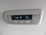 リア席専用のエアコンを装備しております。