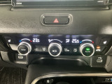 【左右独立オートエアコン】左右席で独立温度コントロールが可能です。運転席はキンキンに冷やして助手席はマイルドにと言った設定が可能です☆暑さ寒さでケンカすることもなくなりますね♪