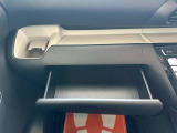 グローブボックスは広々収納。車検証や説明書などをまとめてしまいこめます♪
