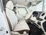【運転席・助手席】高いホールド性で運転姿勢が安定します。長距離ドライブでも疲れにくいのが魅力です。快適なドライビングライフをお送りください!