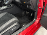足元はすっきりとしており運転しやすそうですね。