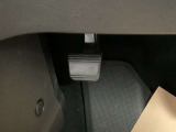 パーキングブレーキは足踏み式(フットリリース式)