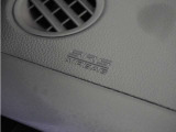 ◆助手席エアバッグ◆SRSエアバッグは、シートベルトだけでは防ぎきれない衝突時の衝撃から乗員を守るための安全装置。衝突時に瞬時に膨らみ、頭部や胸部がダッシュボードに直接衝突するのを防ぎます。