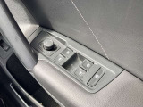 運転席ドアに集約されたパワーウィンドウスイッチ、全窓をスマートに操作できます。