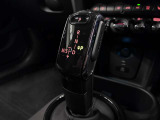 MINIのシフトレバーは、手に馴染む丸みを帯びた形状が特徴です。現行モデルではトグルスイッチ型の小さなレバーへ進化し、センターパネルに配置。足元がすっきりし、ゴーカート感覚の操作を楽しめます。