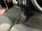 運転席から助手席への移動も簡単です。