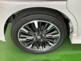 純正アルミホイールです。足元が引き立つので、車全体のイメージがアップしますよ!