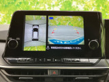 車両周辺の状況を映像で確認できます。駐車場での出し入れや、狭い道での運転をサポートします。