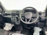 運転席まわりです。 各操作スイッチは使いやすい位置に配置されてます。