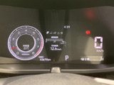 速度、燃料、エンジン回転数など、運転に必要な情報を一目で確認できます。視認性の高いデザインで、安全運転をサポートします。