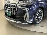 迫力のあるフロントデザイン。フロントスポイラーもかっこいいですね。