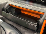 小物が収納できる運転席側インパネアンダーボックス。 ボックス内にはUSBソケットが一口。