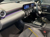 AMG スピードシフト DCT 8速デュアルクラッチトランスミッションは、全速度域でのきわめて自然な加速性能に加え、素早いシフトとシフトアップ時の最適なギアのつながりが得られるようにセッティングされ、ております