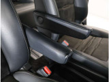 運転席・助手席ともに、アームレストがついていますので運転時の負担軽減してくれます。