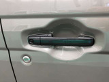 【リクエストスイッチ】スマートキーをポケットやカバンに入れた状態でドアの施錠、開錠ができます。