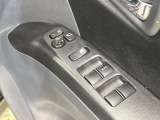 【電動格納ミラー】サイドミラーは電動格納式となっており、狭い駐車場でもキズがつくリスクを抑えられます。