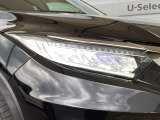明るく白い光のLEDヘッドライトにより、夜間でも遠くまで見通しやすく、安全性が高まります。