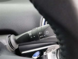 夜間やトンネル等で自動でヘッドライトを点灯します。細かな装備ですが大変便利です。ライトの消し忘れにも貢献します。