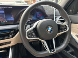 BMWのステアリングはドライバーと車体が一体感に感じれるような操作性を実現しております。また、握りやすさや操作性を向上するためにスイッチ類も配置されております。