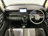 使いやすいレイアウトのダッシュボード周辺です。オートエアコンや小物入れなど嬉しい装備が満載です。