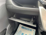 車検証やティッシュ箱を収納出来ます。