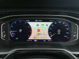 【Digital Cockpit Pro】基本の速度計とタコメーターの表示に加え、中央にドライビングデータやマップなどを少ない視線移動で視認できます。