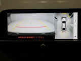 パノラミックビューモニターを装備。駐車場や交差点でクルマを真上から見るように周囲を確認できます。機能の詳細は販売店スタッフまでおたずねください。