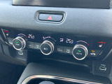 オートエアコンは左右席で独立温度コントロールが可能です。運転席はキンキンに冷やして助手席はマイルドにと言った設定が可能です☆暑さ寒さでケンカすることもなくなりますね♪