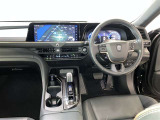運転席周りのレイアウトをご覧ください。ナビゲーションが綺麗に装着されすっきり収まってますね!