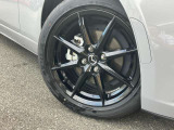 195/50R16のアルミホイール。シンプルなデザインもさる事ながら、重量軽減と立体感を与えられた贅沢なアルミホイールです!