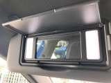 バニティミラーはLED証明付きです