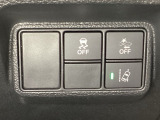 Hondaセンシング用の、VSA(ABS+TCS+横滑り抑制)解除と路外逸脱抑制機能のオンオフスイッチなどはハンドルの右側に装備しています。