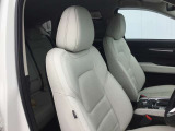 ドライバーが心に余裕をもって運転に集中できること、助手席や後席からもすっきりと前を見通せる空間の起点となり、全員が安心してドライブを楽しめることをモットーにシンプルなレイアウトとなっています。