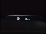 BMWのメーターパネルは選曲や、ラジオのチャンネルなども表示可能です。運転中に目線が泳ぐことなく、安全で疲れにくいです。