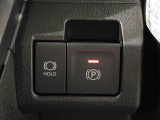 指先だけで簡単に操作が可能な電動パーキングブレーキを採用。「HOLD」スイッチを押すと、渋滞や信号待ちなどでブレーキペダルから足を離しても、ブレーキを保持するので安心です
