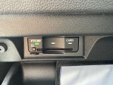 ETCユニットはグローブボックスの中に装着されています。こちらの車両はDSRC(ETC 2.0)に対応していますので、渋滞情報などリアルタイムでナビに反映されます
