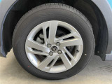 純正アルミ。タイヤサイズは195/65R16、現在は夏タイヤ装着で残り溝は約5ミリです