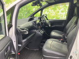 運転席からの視界が広く、安全で快適なドライビングをサポートします。操作性も高く、スムーズな運転操作を可能にします。