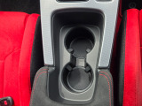 運転席と助手席の間にはドリンクホルダーあります♪