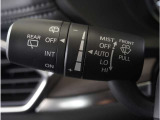【オートワイパー機能】レバーをAUTOの位置にしているとき、レインセンサーが雨を感知すると、雨量に応じて、ワイパーが自動で作動します。